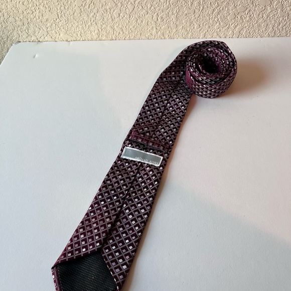 Michael Kors Geometric Maroon Mens Neck Tie 100% Silk - Picture 3 of 8